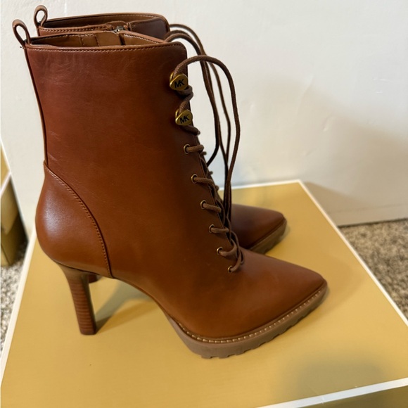 Brand NEW Michael Kors Kyle Brown Lace-Up Ankle Bootie - Picture 4 of 6